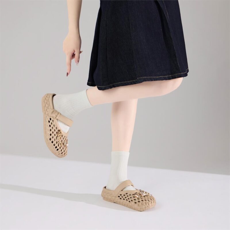 Dép sục nữ dáng basic gắn charm gấu đá ngọt ngào là minh chứng rõ ràng nhất cho việc thời trang không cần phải phức tạp mới đẹp