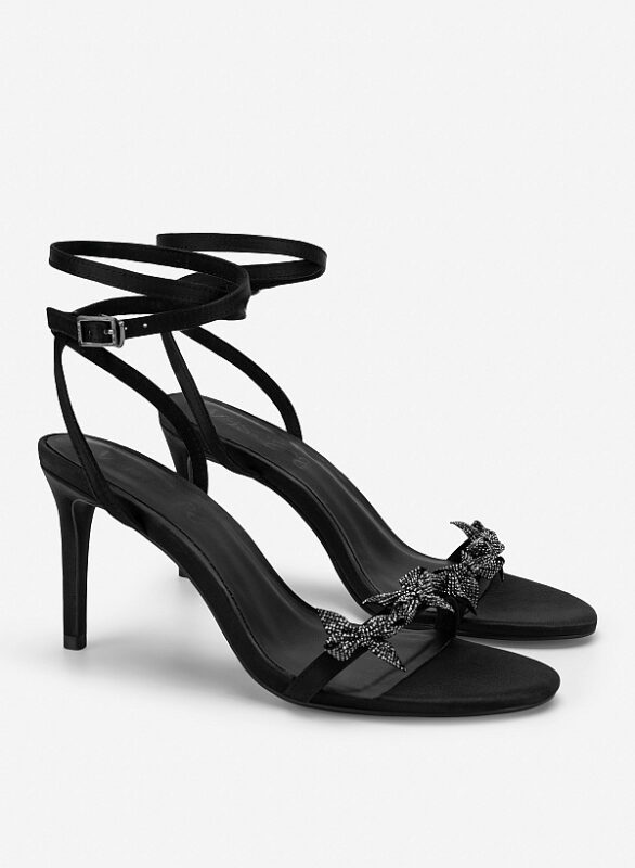 giày cao gót đính đá trang trí xứng đáng là bảo vật trong tủ giày của mọi phụ nữ hiện đại.