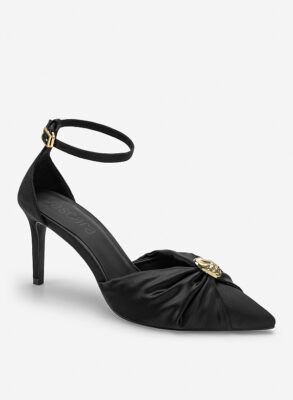 giày satin cao gót phối họa tiết thủ công thường được sản xuất với số lượng giới hạn