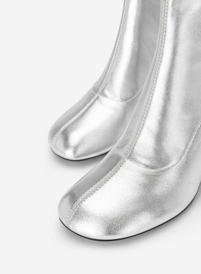 boots mũi nhọn thường kén dáng, giày boots mũi tròn cổ cao lại rất thân thiện với vóc dáng châu Á