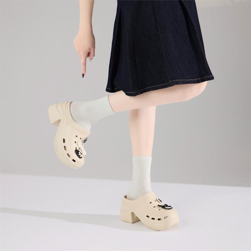 tránh phơi Dép Eva nữ đế đúc nguyên khối gắn charm mèo nơ trực tiếp dưới ánh nắng gắt.