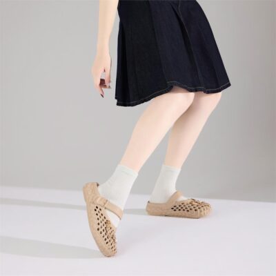 dép sục nữ dáng basic gắn charm gấu phản ánh một xu hướng lớn hơn trong ngành thời trang